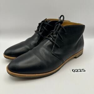 Clarks Women's 7.5 Leather Boot Gum bottom Black Leather